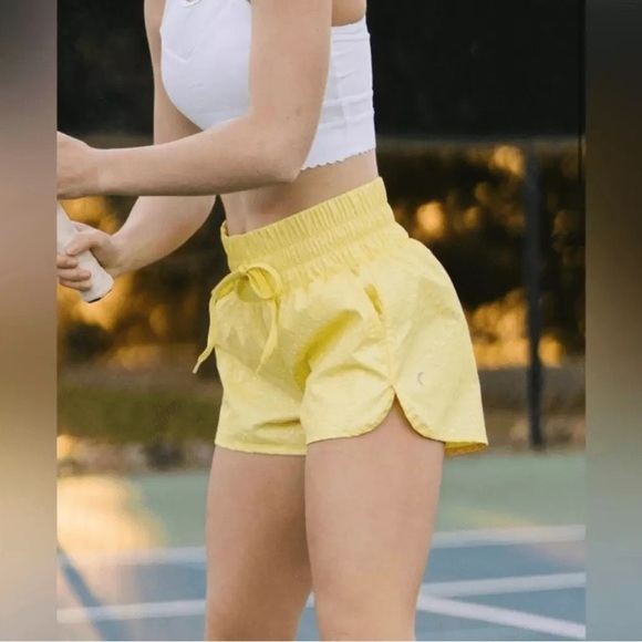 Zyia Active Lemon Fizzy Bubble Shorts Medium - Picture 2 of 4